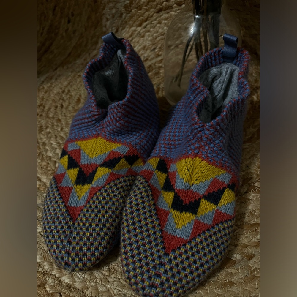 BOMBAS women’s medium slipper : never worn!